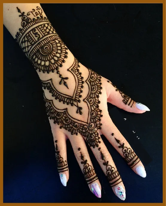 Gorgeous Stylish Back Hand Mehndi Design With Curved Bands
